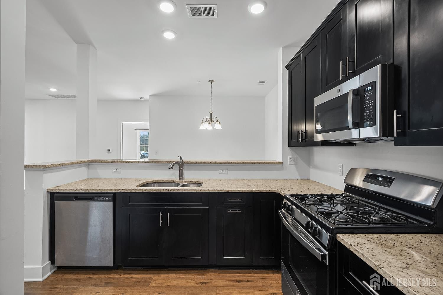 718 Stiller Ln Monroe Township, NJ 08831 | Condominium