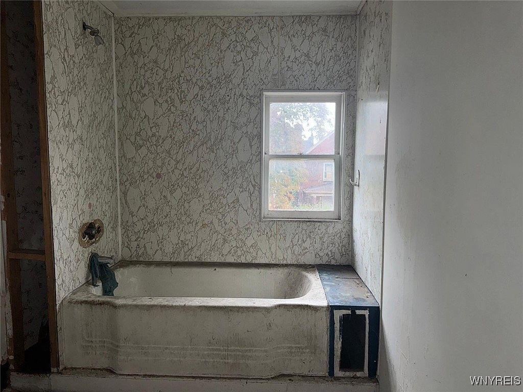 2003 11th St Niagara Falls, NY 14305 | Single Family