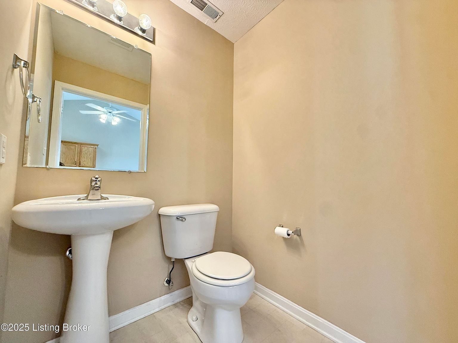 120 Woodlake Ct Mount Washington, KY 40047  | Condominium