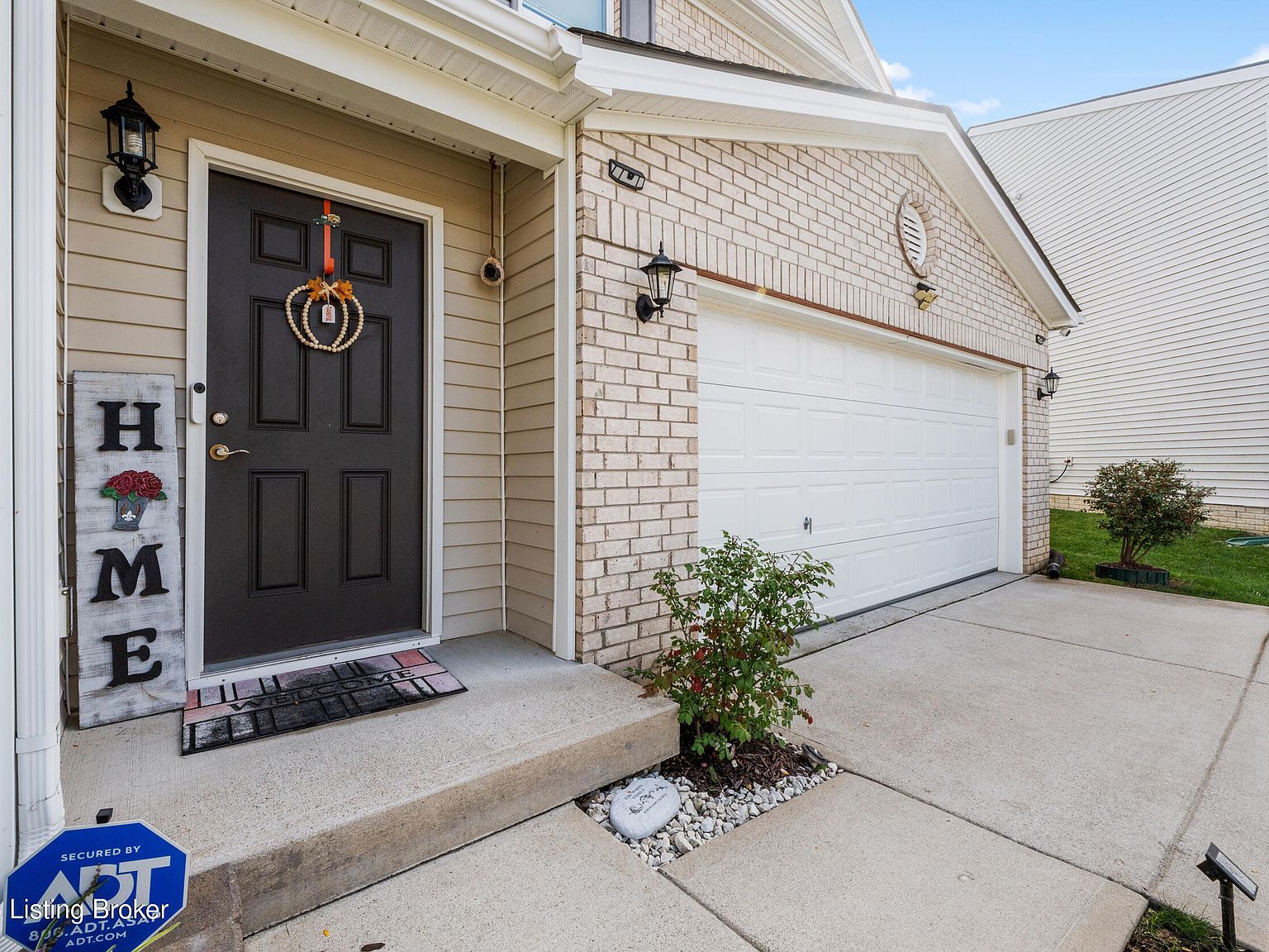 6783 Brittany Oak Dr Louisville, KY 40229  | Single Family