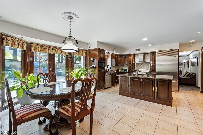 28 Battle Ridge Trl Totowa, NJ 07512  | Single Family