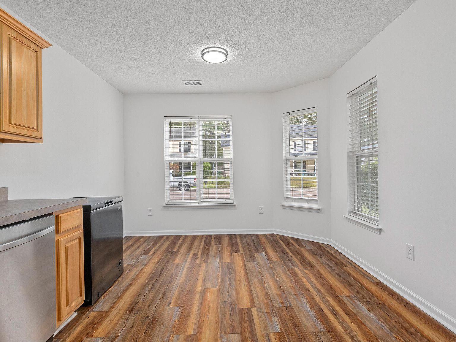 211 Bainsbury Ln Summerville, SC 29483  | Single Family