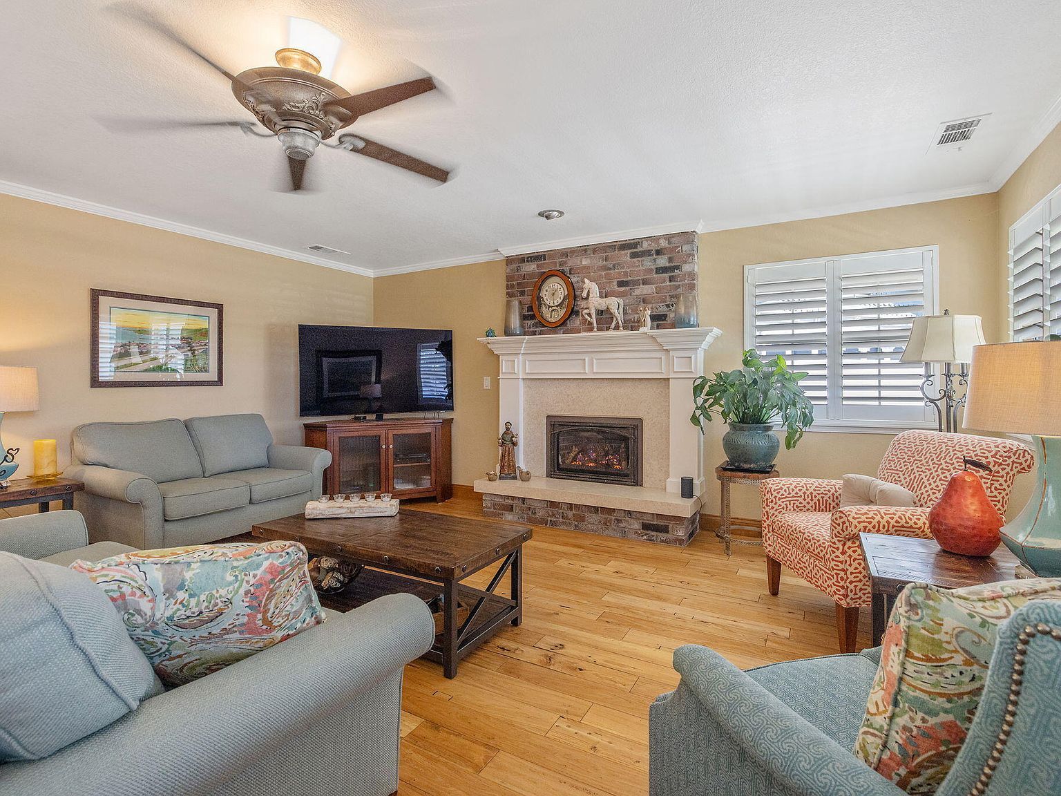 250 E Chestnut Ct Visalia, CA 93277  | Single Family