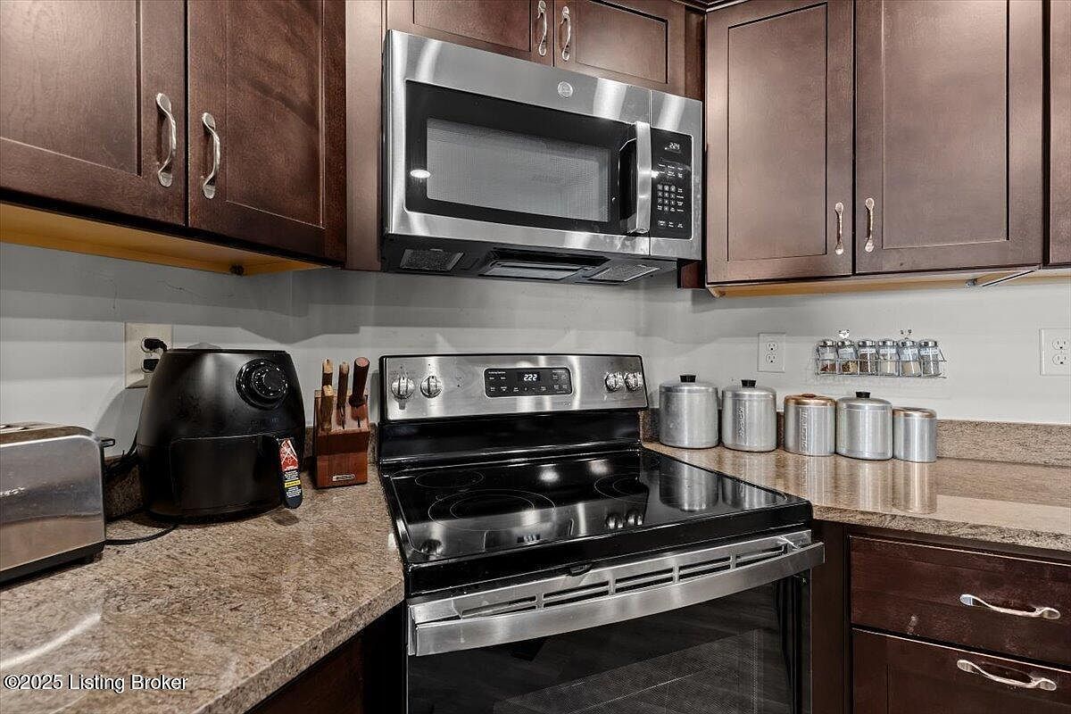 6720 Eagle Wood Dr Louisville, KY 40272  | Condominium