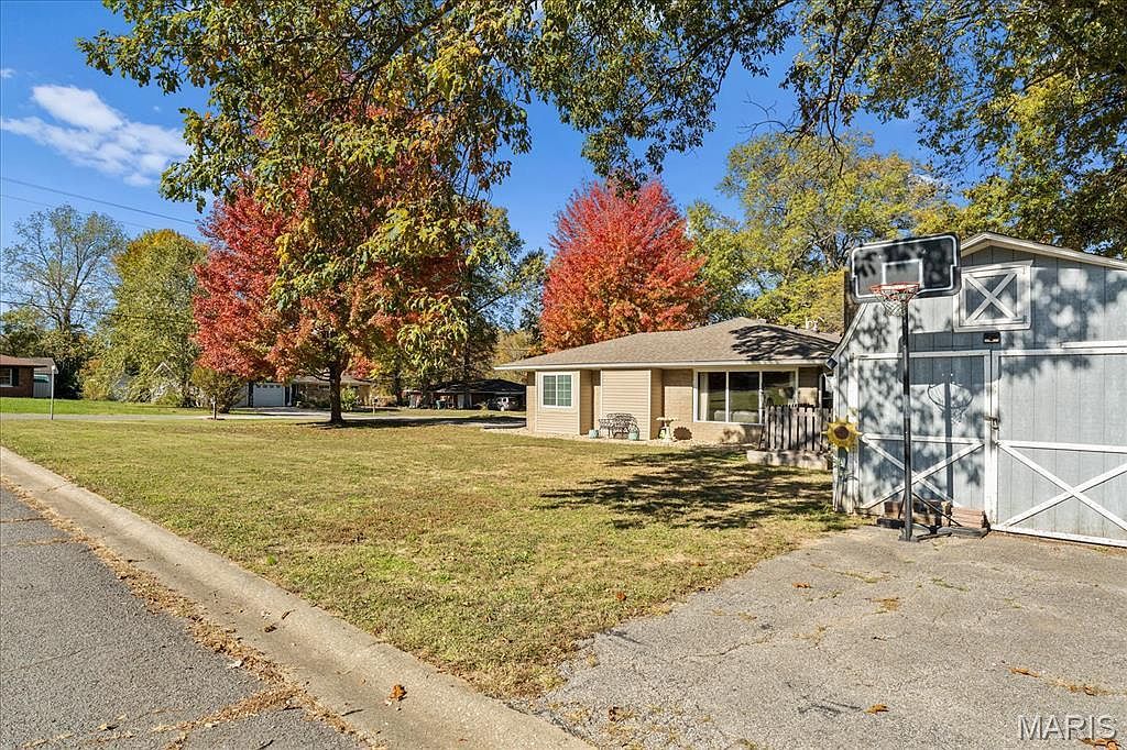 46 Harmon Dr Lebanon, IL 62254  | Single Family