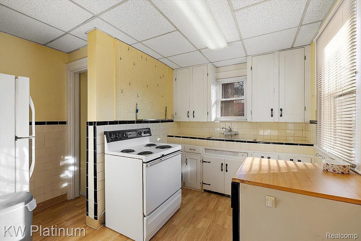 21067 Albany Ave Warren, MI 48091 | Single Family