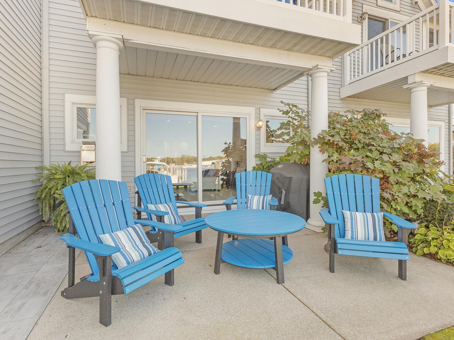 943 W Savidge St Spring Lake, MI 49456  | Condominium