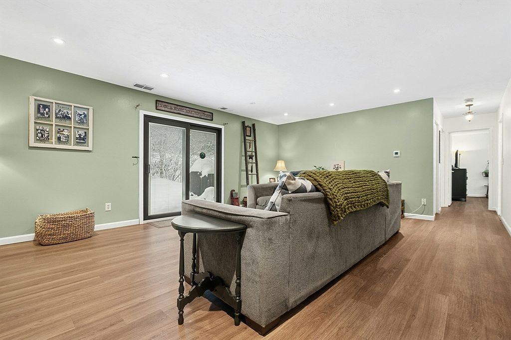 6 Thayer Pond Dr #11 Oxford, MA 01540 | Condominium