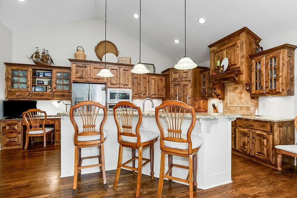 631 NW Shore Dr Kansas City, MO 64151  | Single Family