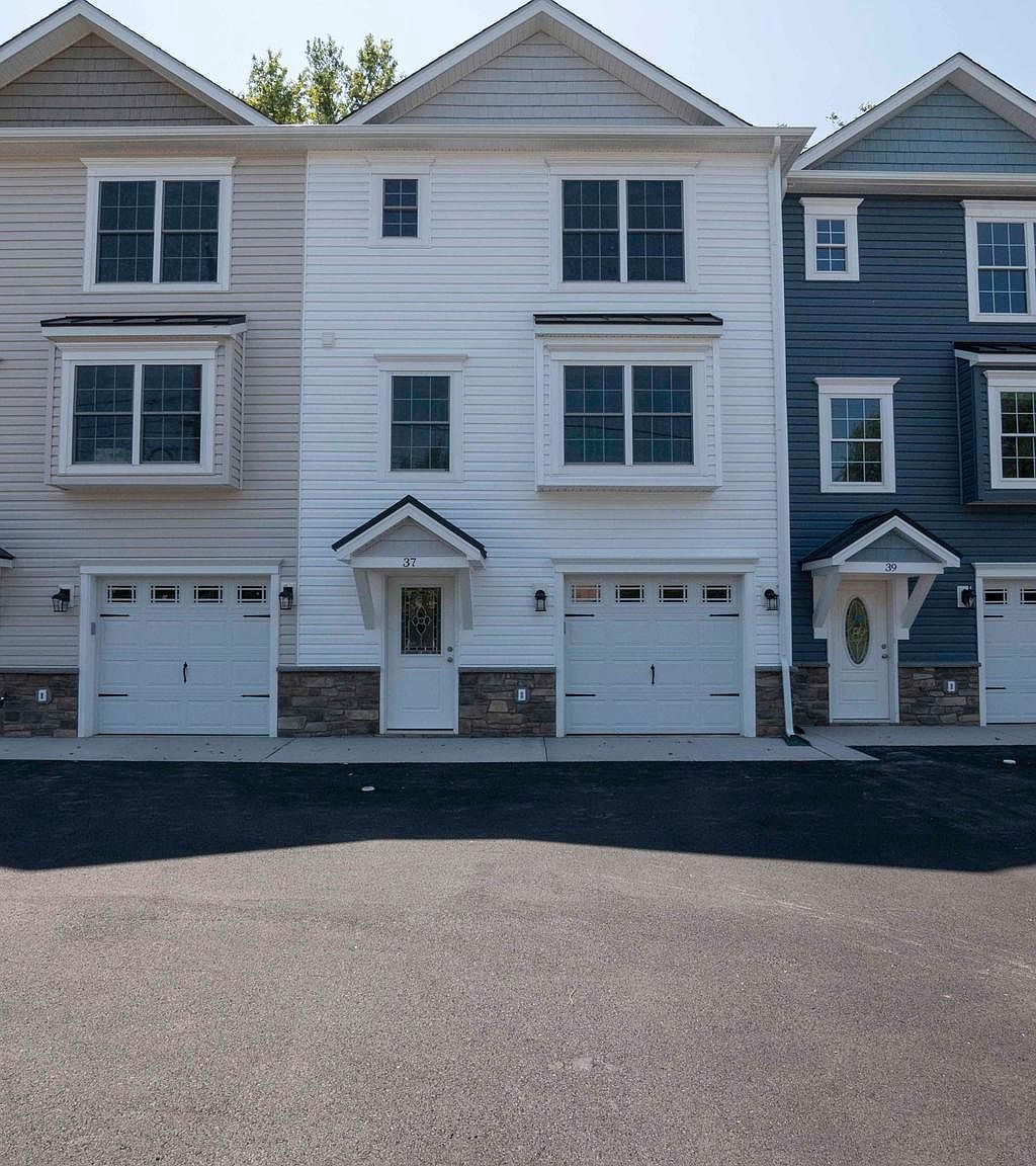 33 W Duck St Front Royal, VA 22630 | New build
