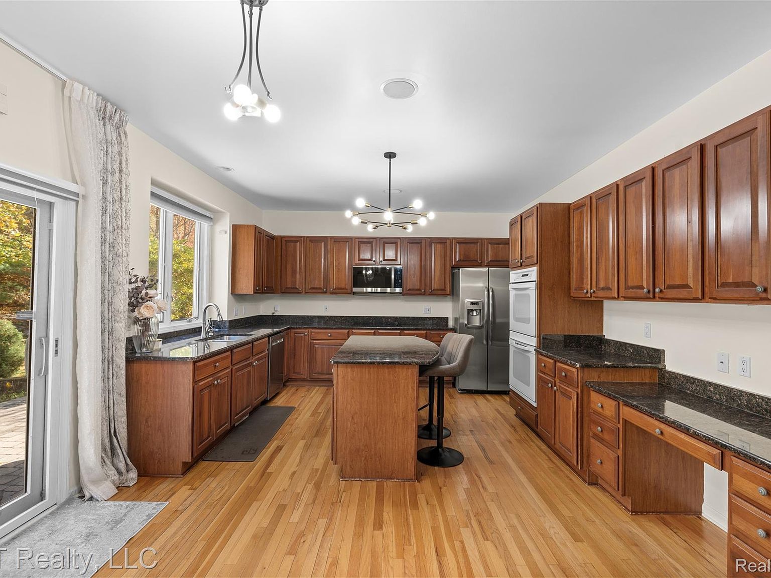 48318 Manhattan Cir Canton, MI 48188  | Single Family