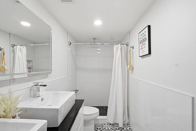 1950 S Ocean Dr SUITE 2M Hallandale Beach, FL 33009  | Condominium