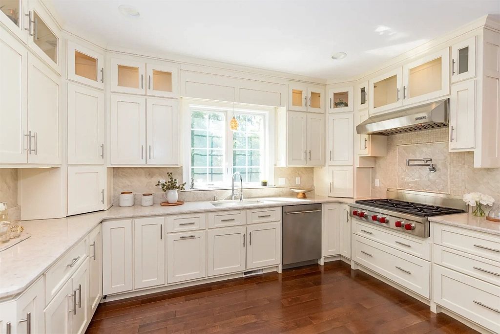 14 Sarah St Burlington, MA 01803 | Single Family