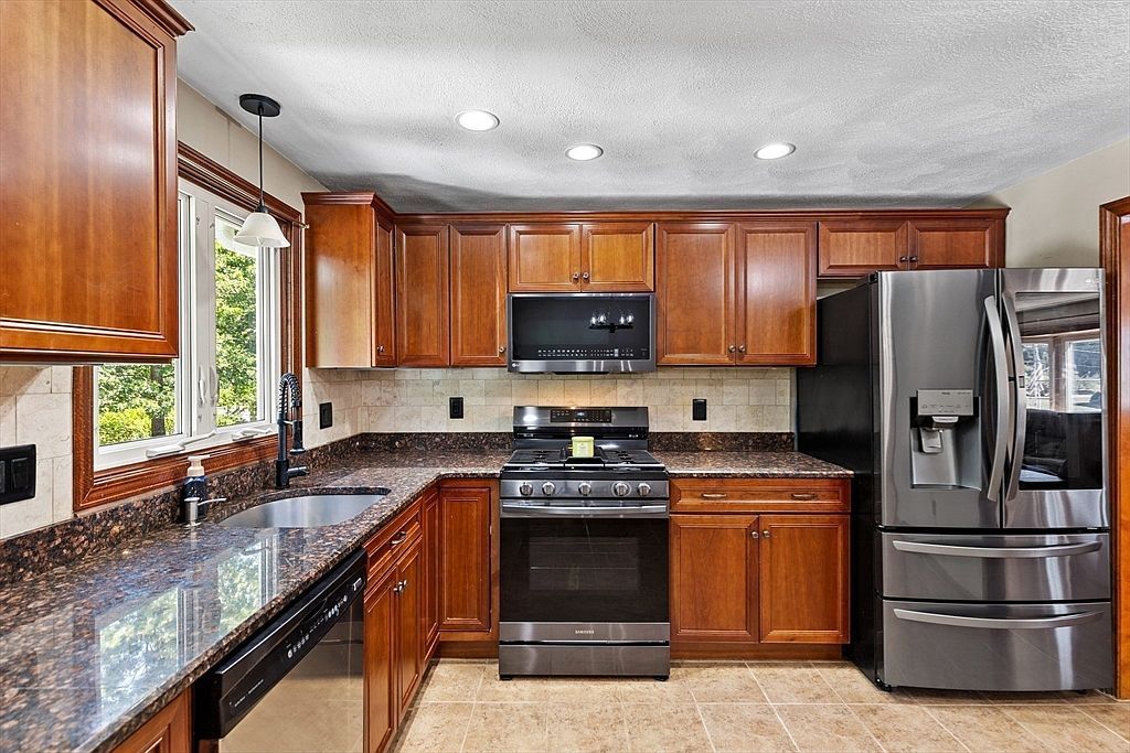 10 Wentworth Dr Billerica, MA 01821 | Single Family