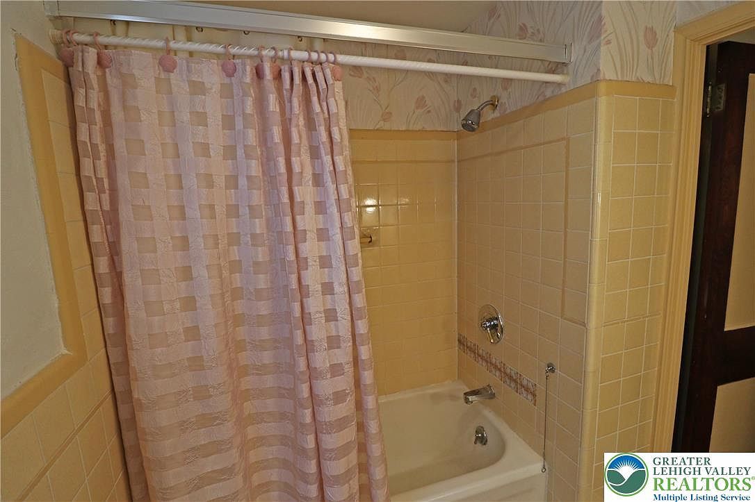 251 10th Ave Bethlehem, PA 18018  | Single Family