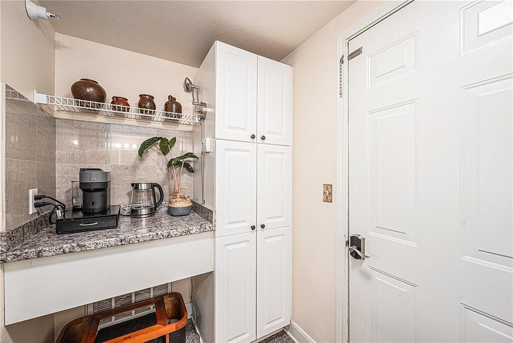 11613 Tomahawk Creek Pkwy APT E Leawood, KS 66211 | Condominium