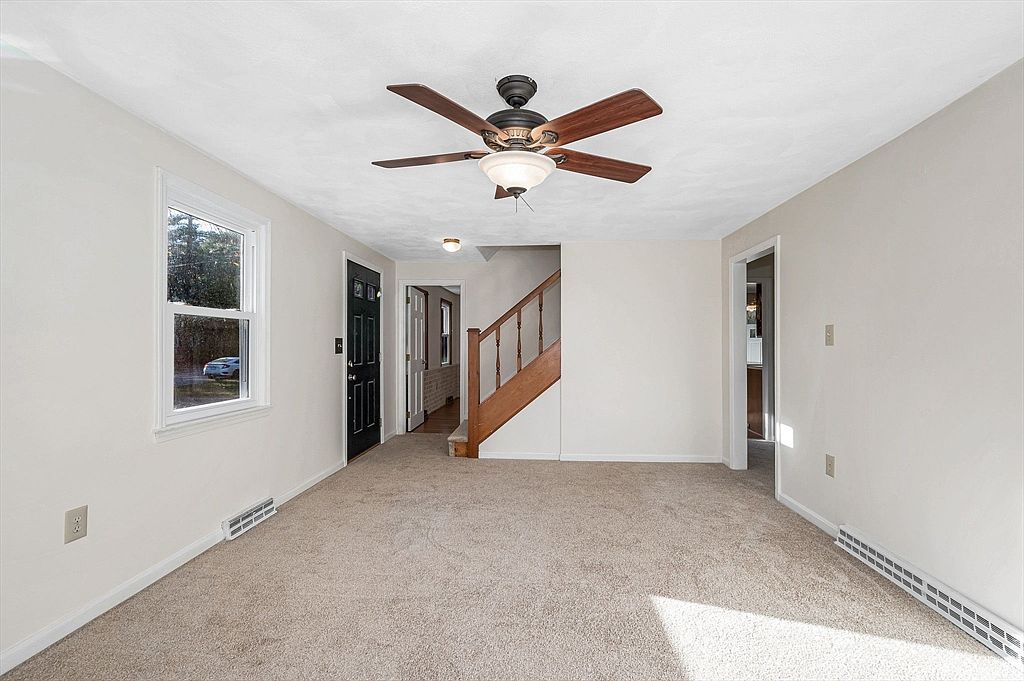 18 Beech St Townsend, MA 01469  | Single Family