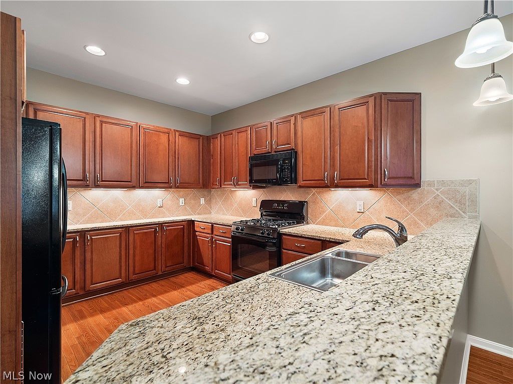 20 Somerset Dr Rocky River, OH 44116  | Single Family