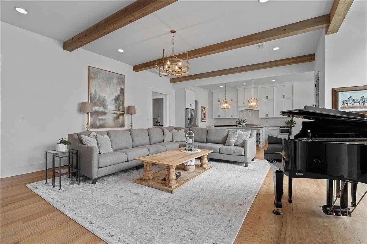 10394 N Duncan Woods Dr Collierville, TN 38017  | Single Family