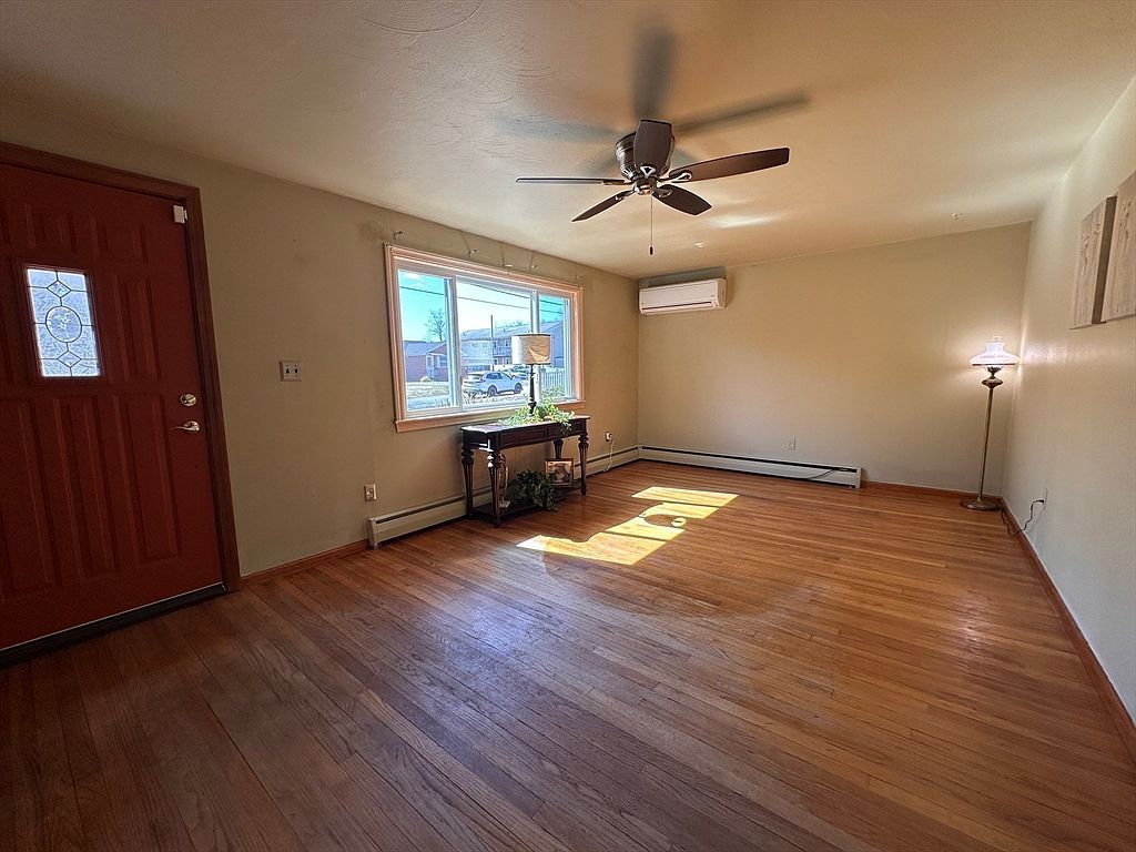 240 McCarthy Ave Chicopee, MA 01020  | Single Family