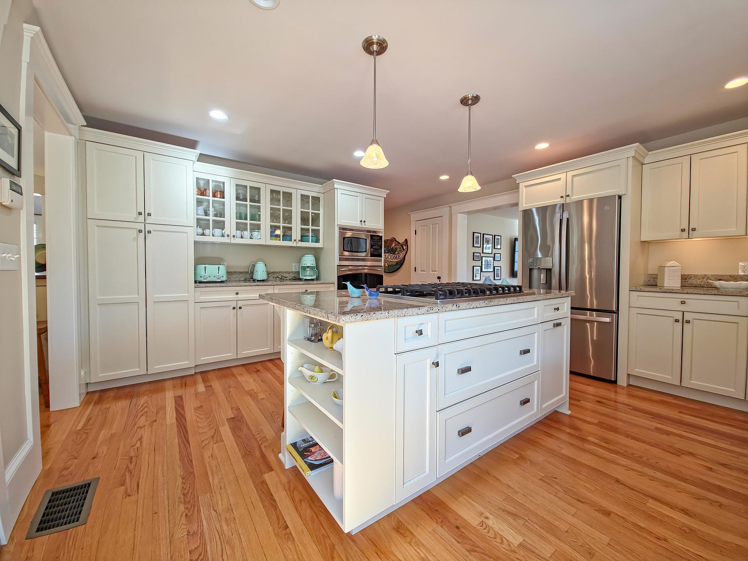 552 Main St Cotuit, MA 02635  | Single Family