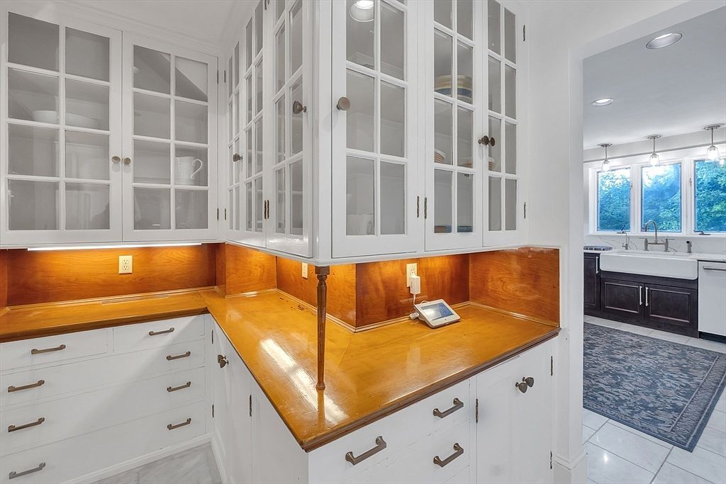 3 Westwood Dr Worcester, MA 01609  | Single Family