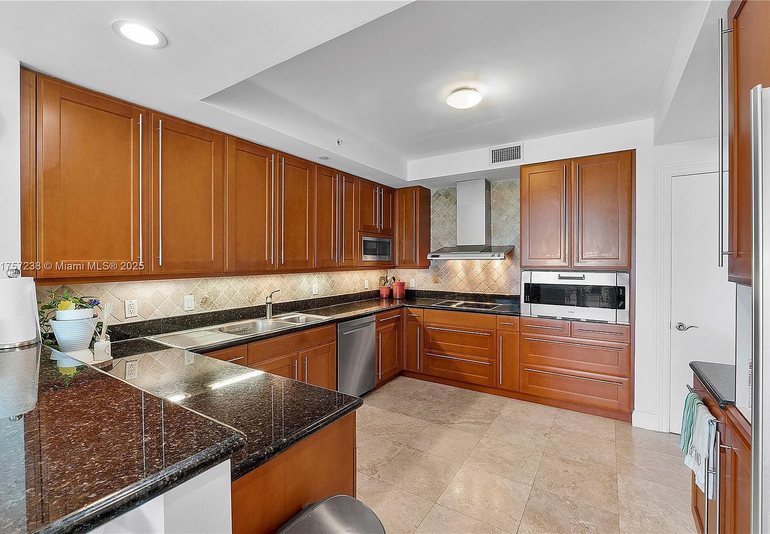 20201 E Country Club Dr APT 1808 Aventura, FL 33180  | Condominium