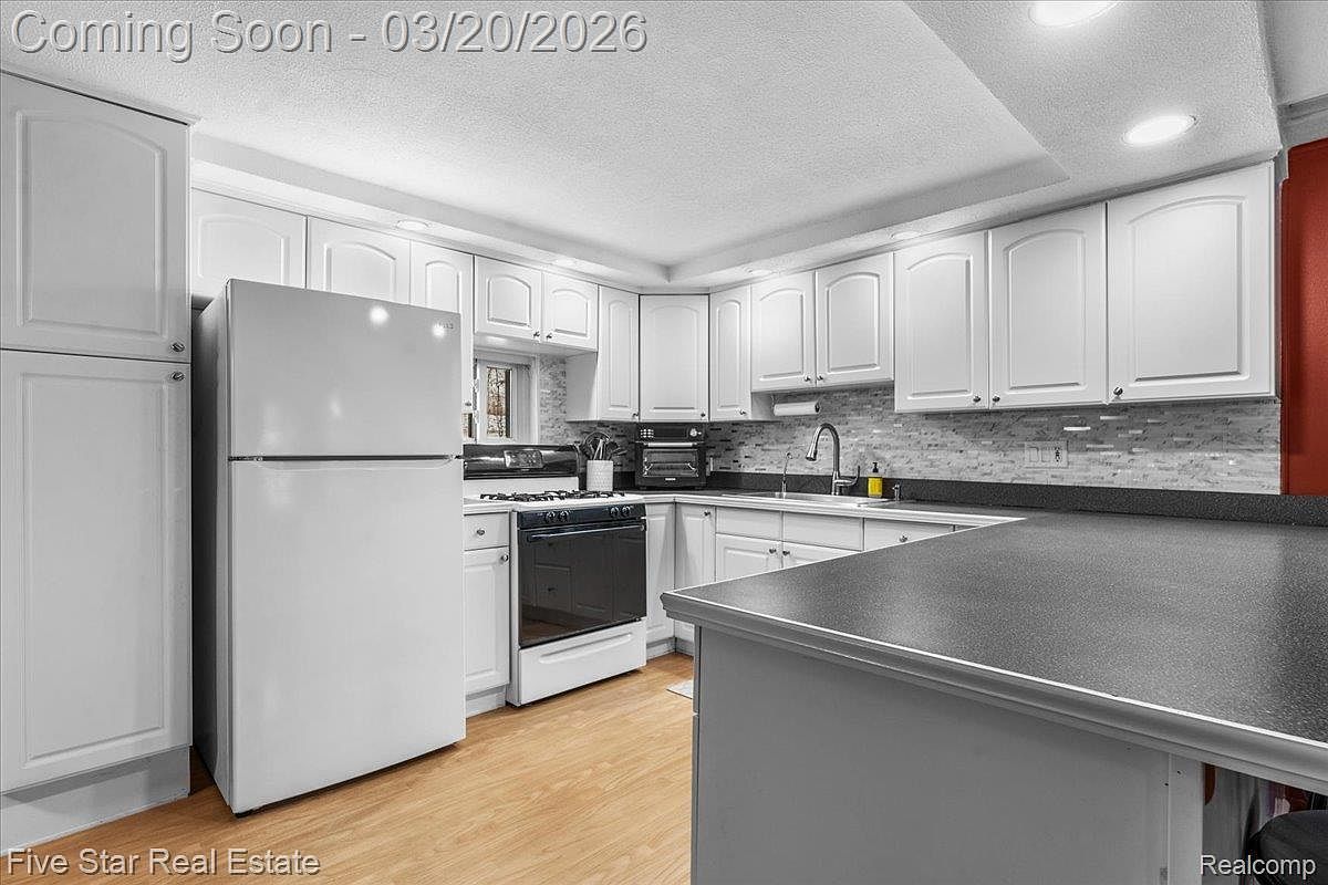 240 N Roslyn Rd Waterford, MI 48328  | Single Family