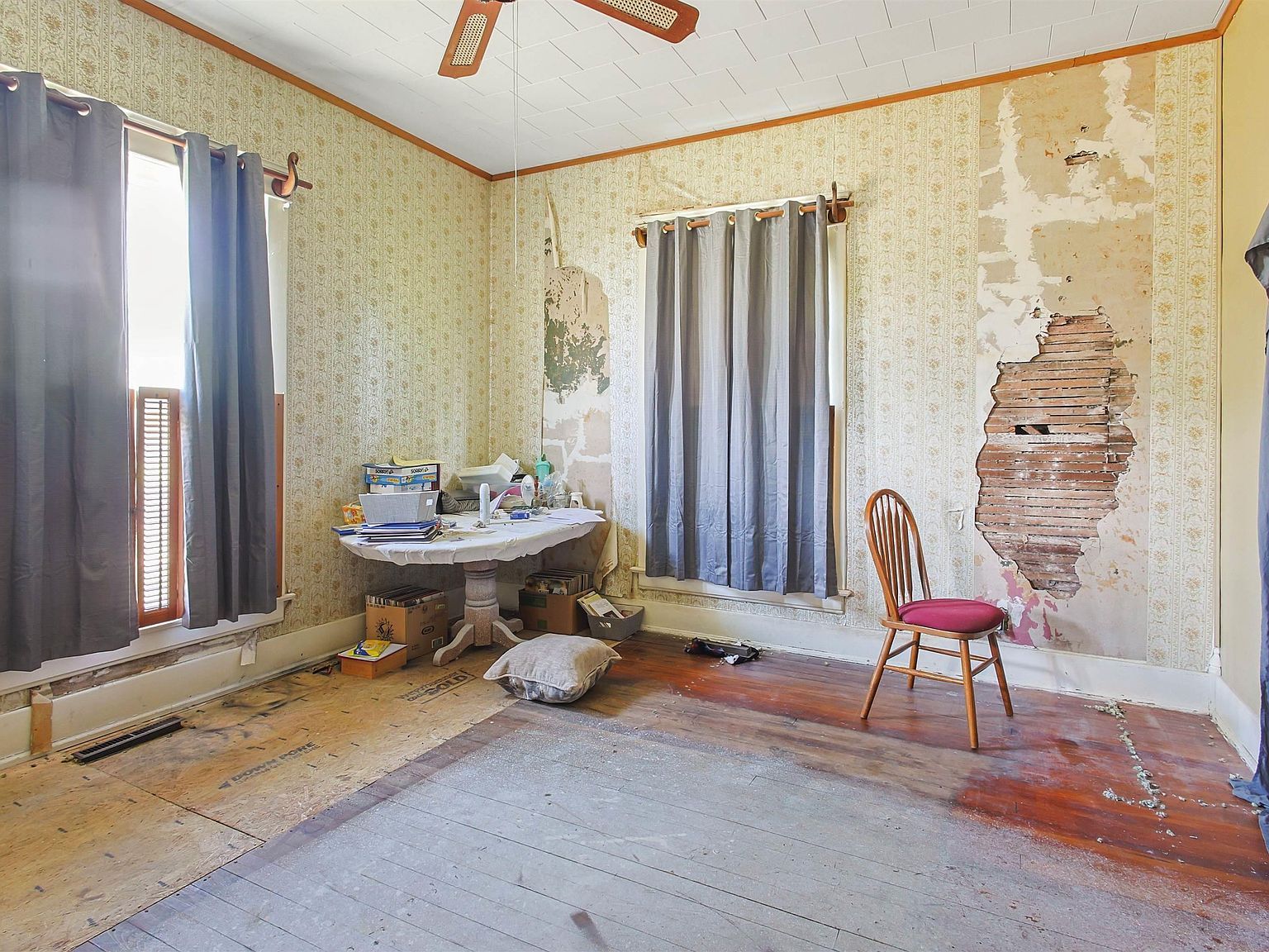 827 W Raymond St Harrisburg, IL 62946 | Single Family