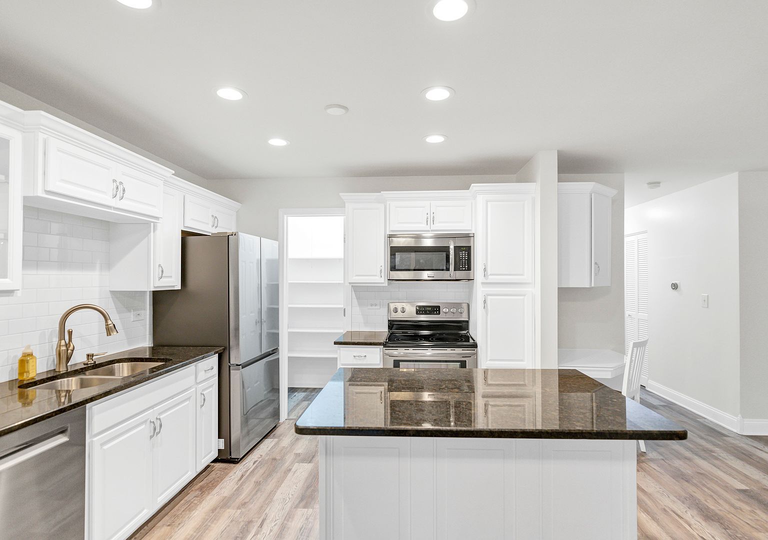 23 Glencoe Ct APT 202-B Naperville, IL 60565  | Condominium