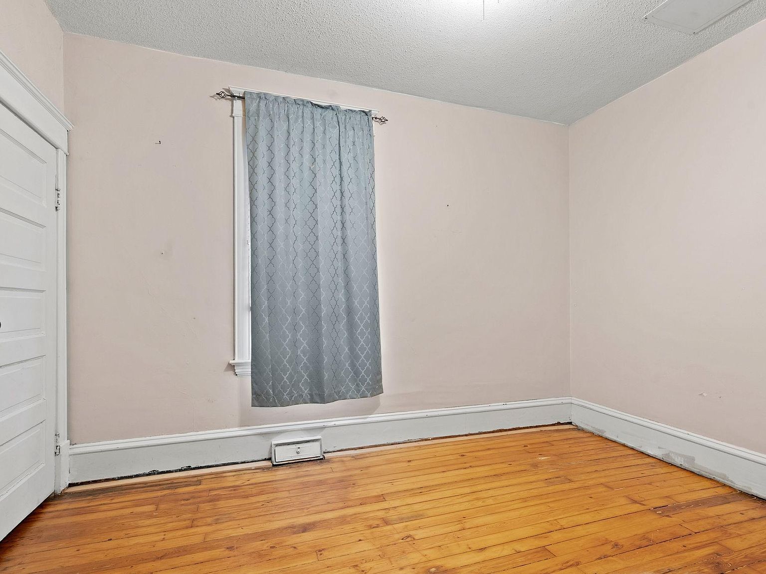 952 Western Ave N Saint Paul, MN 55117  | Single Family