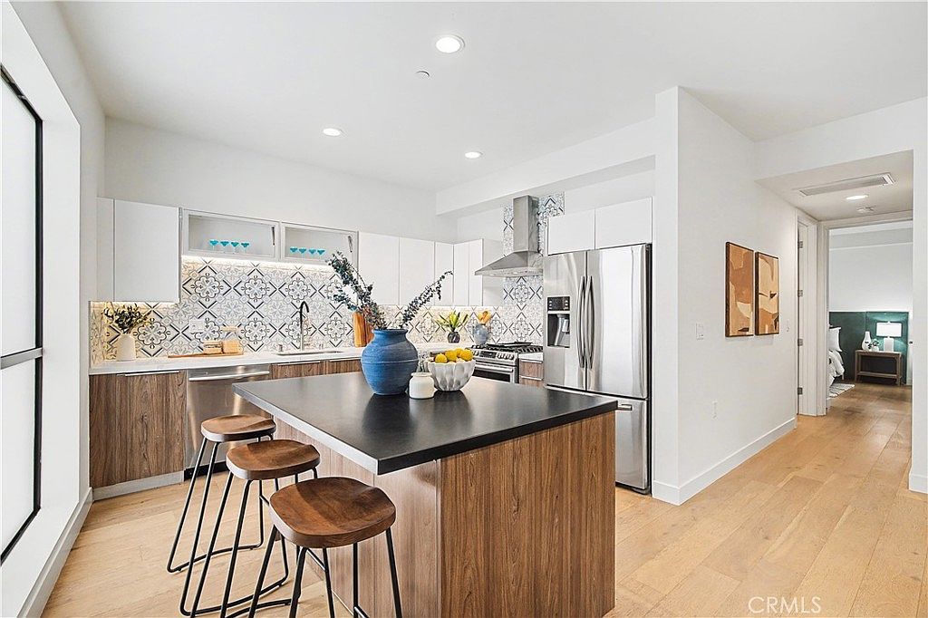 3981 Moore St APT 101 Los Angeles, CA 90066  | Condominium