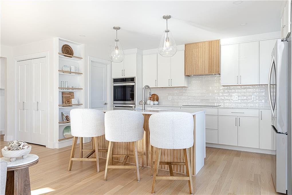 10 Mount Hope Ave Portsmouth, RI 02871  | Single Family