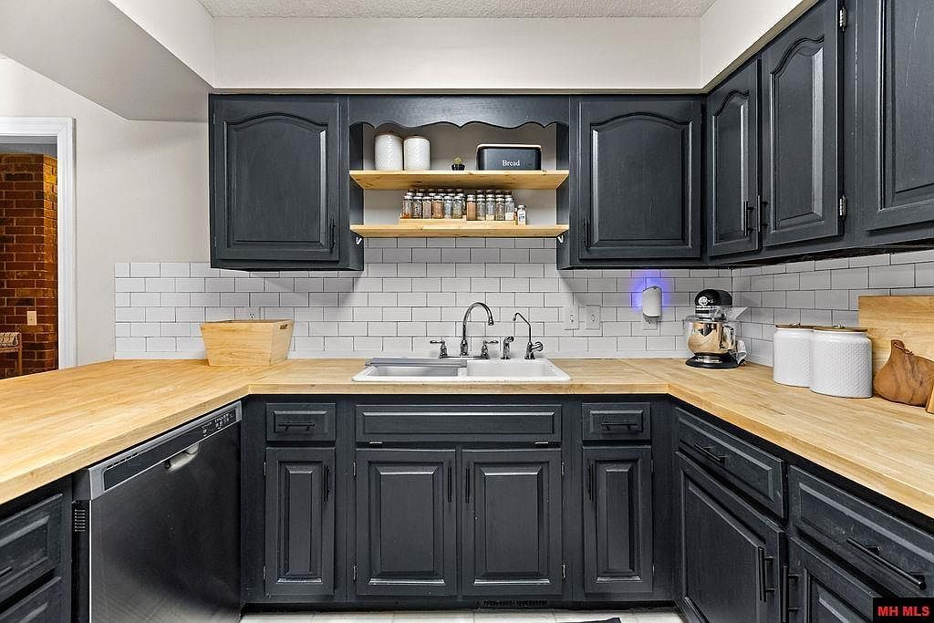 119 N Kingswood Dr Mountain Home, AR 72653  | Single Family