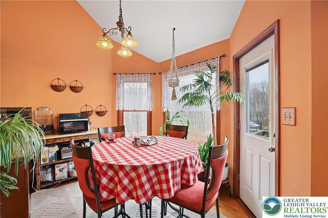 1392 Whispering Hills Ct Effort, PA 18330  | Single Family