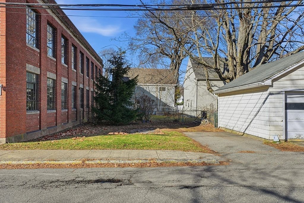 118 Elm St Amesbury, MA 01913 | Single Family