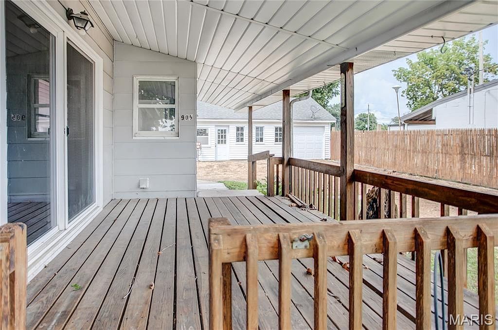 905 W Carpenter St Jerseyville, IL 62052  | Single Family