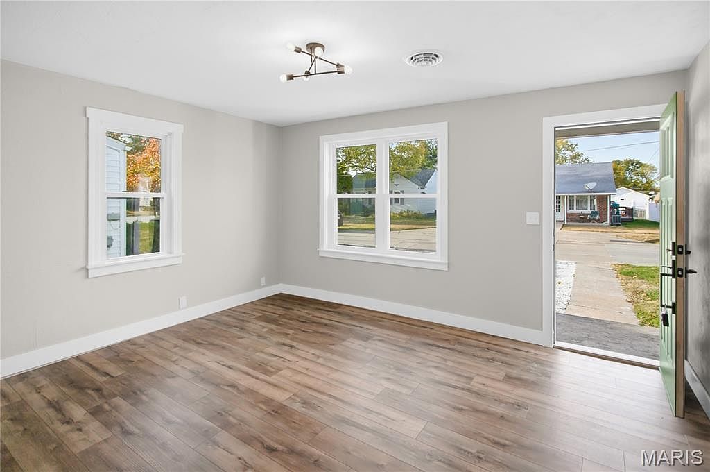 604 W Spruce St Jerseyville, IL 62052  | Single Family