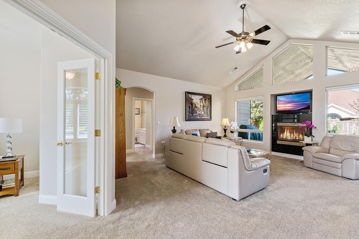 869 Saint Andrews Way Eagle Pt, OR 97524 | Single Family