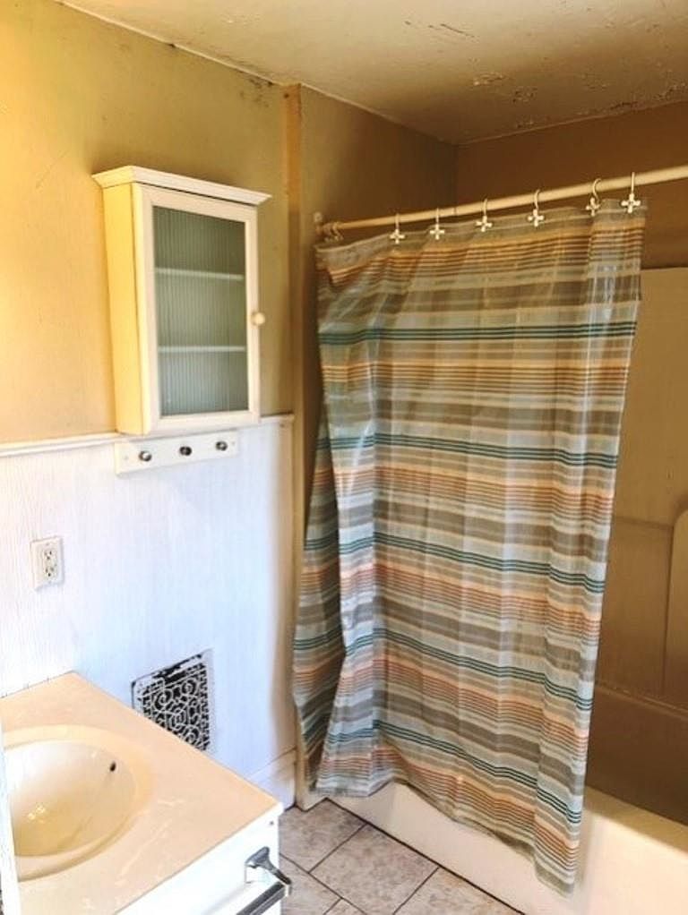 207 South St Lena, IL 61048  | Single Family