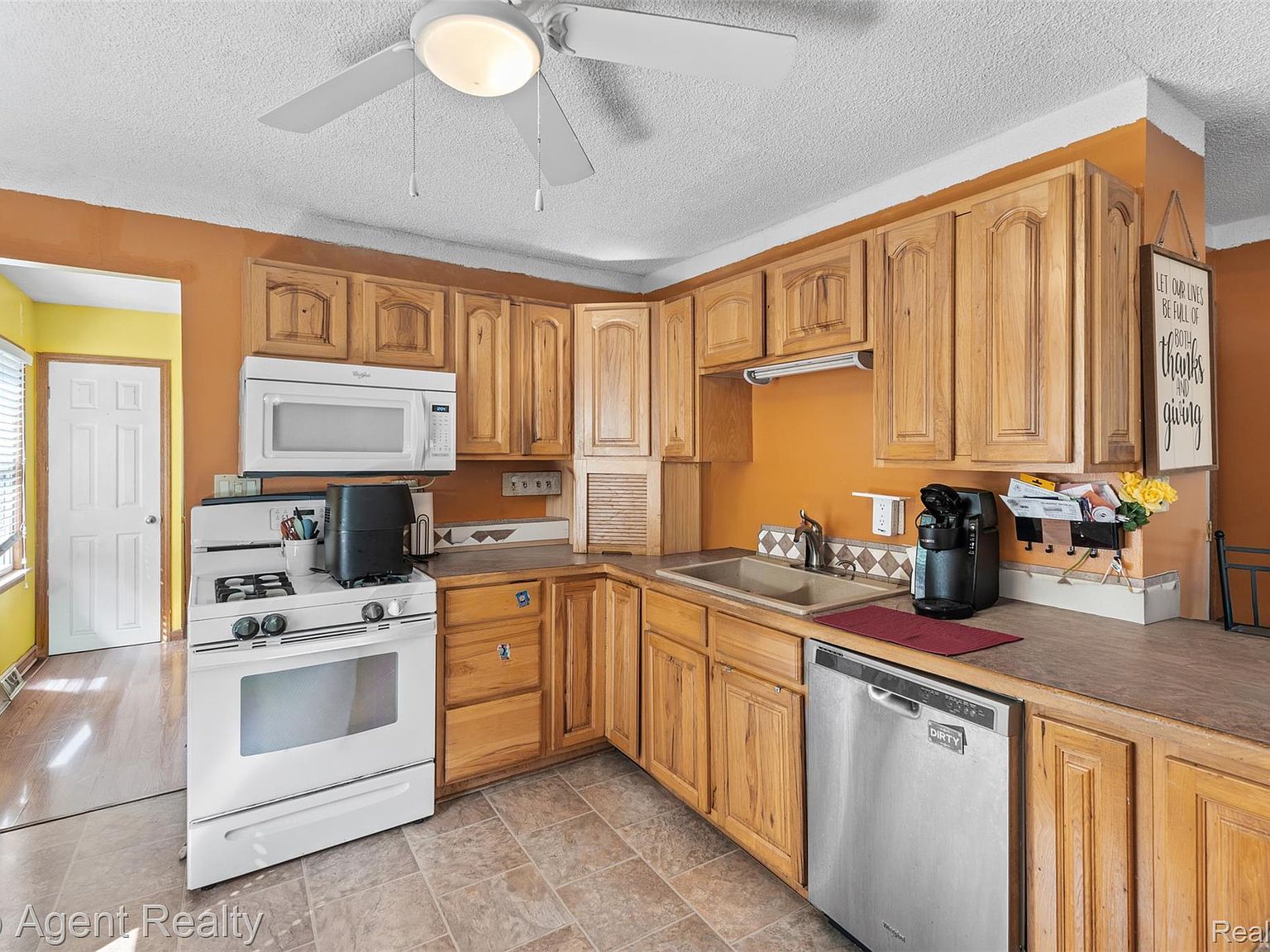 25673 Ford St Roseville, MI 48066  | Single Family