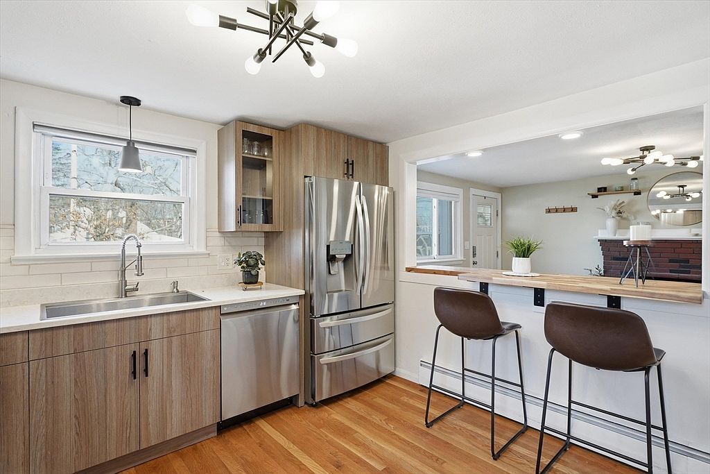 27 Garfield Ave Saugus, MA 01906  | Single Family