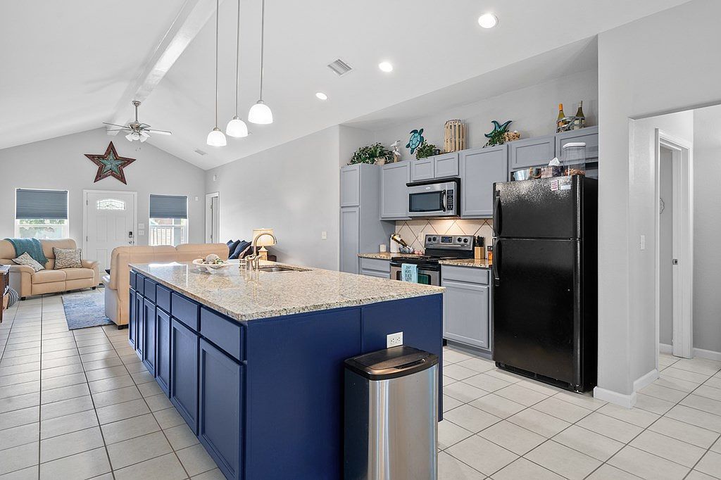 606 E Hackberry St Rockport, TX 78382  | Single Family