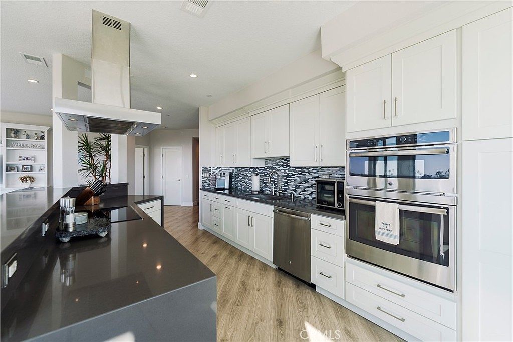 230 Lille Ln APT 113 Newport Beach, CA 92663  | Condominium