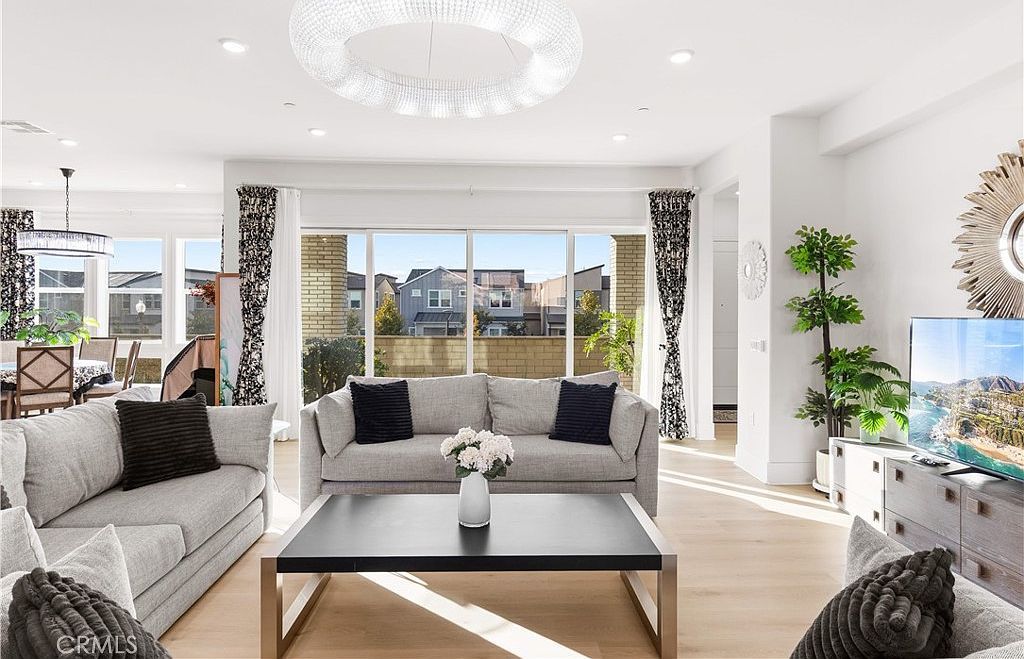 262 Sora Irvine, CA 92618  | Condominium