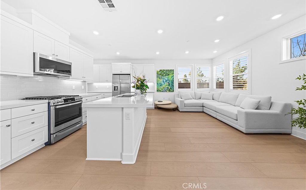 410 Lobata Irvine, CA 92618  | Condominium