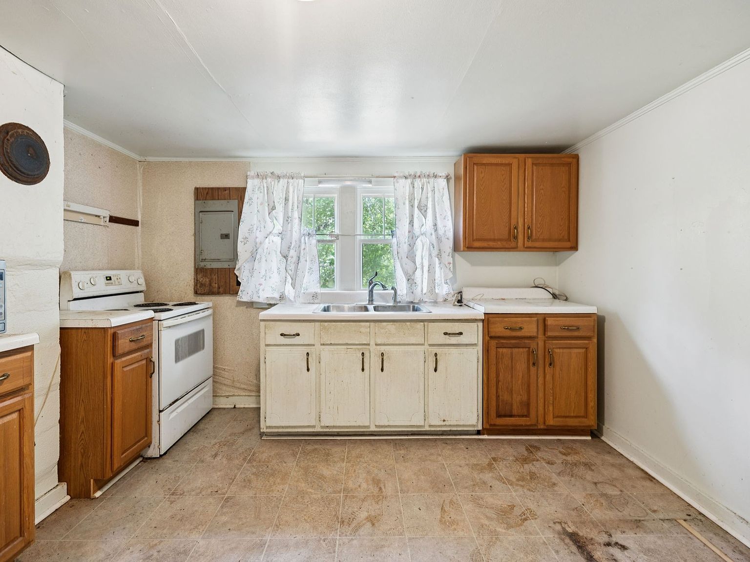 61 Brazzle Rd Waverly, TN 37185  | Single Family