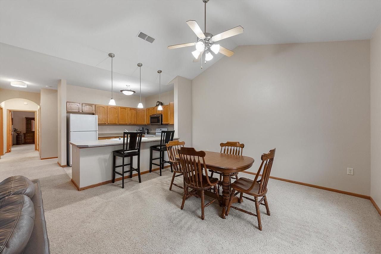 1655 New Port Vista Dr Grafton, WI 53024  | Condominium