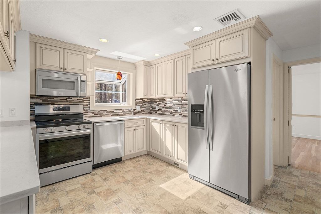 20 Hickory Hill Rd Wayland, MA 01778  | Single Family