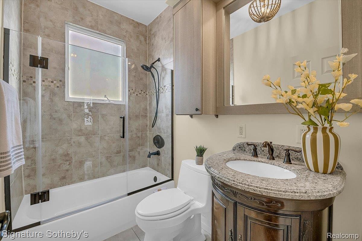 621 Dewey St Royal Oak, MI 48067  | Single Family